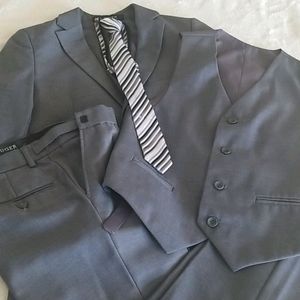 Pre-loved 4 piece boys slim fit suit